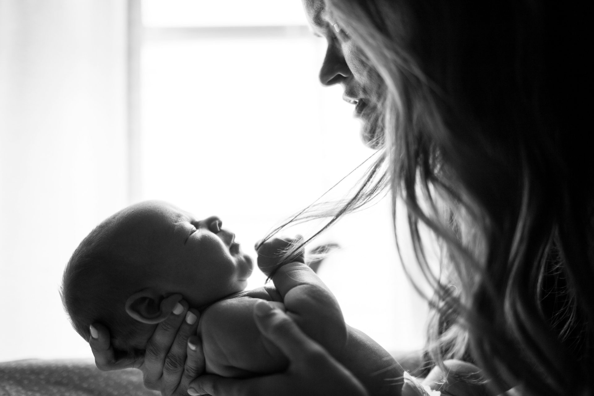 Frau hält Baby