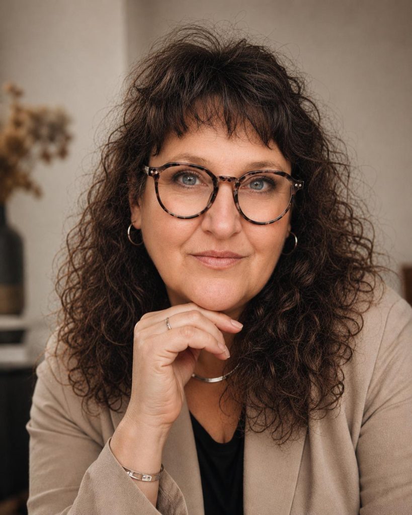 Frau mit lockigem Haar